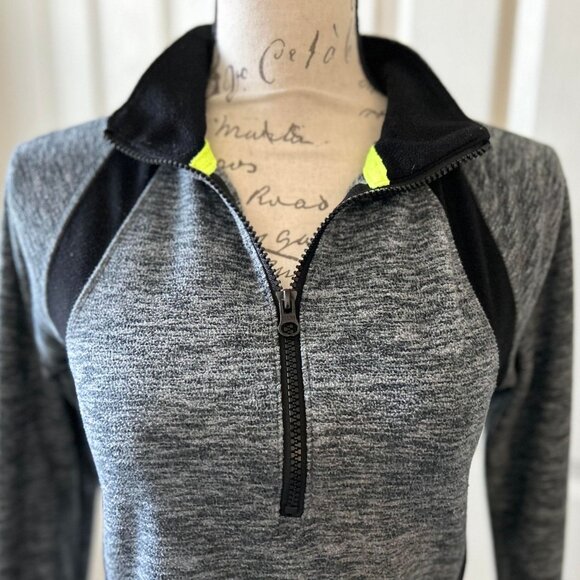 Women's Long-Sleeve Form-Fitting Athletic Top with Half Zip on the Front - Picture 2 of 8